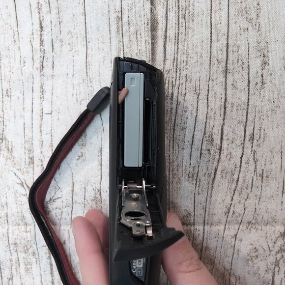 Canon PowerShot SD4000 IS Digital Camera Black 10MP Tested – No Charger - Picture 8 of 9